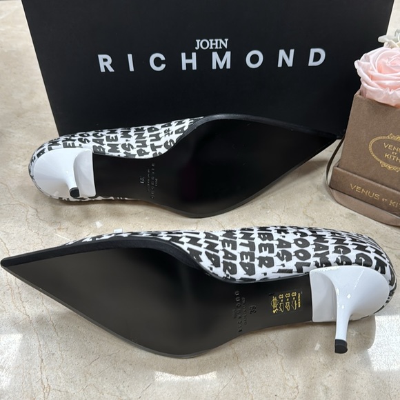 JOHN RICHMOND NAPPA PUMPS IN WHITE W/BLACK PRINT MADE IN ITALY SIZE 39/9 US